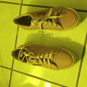 I'm selling a Mks women shoes it's used but good to wear contact ( 954)520-6198